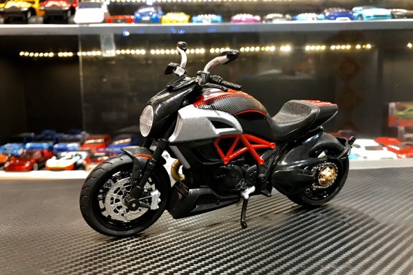 mo-hinh-do-choi-sieu-xe-ducati-diavel-carbon-112