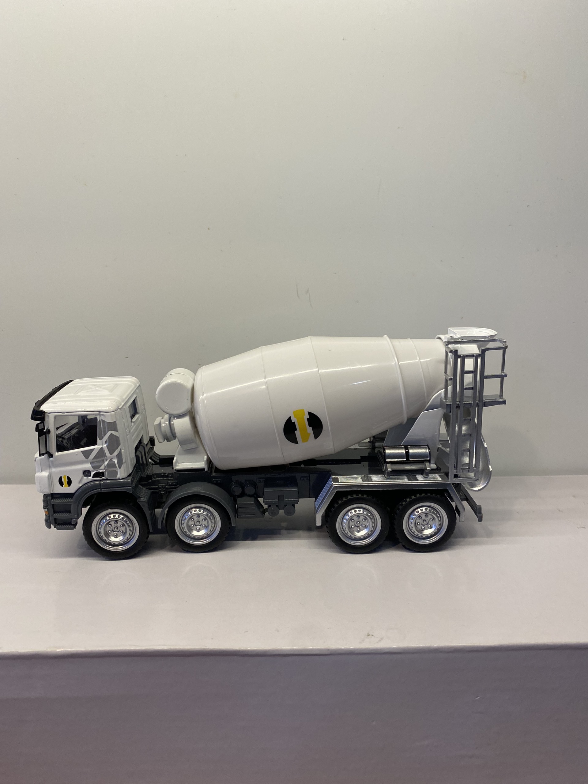 mo-hinh-xe-tai-tron-be-tong-hy-truck-7601-white-150